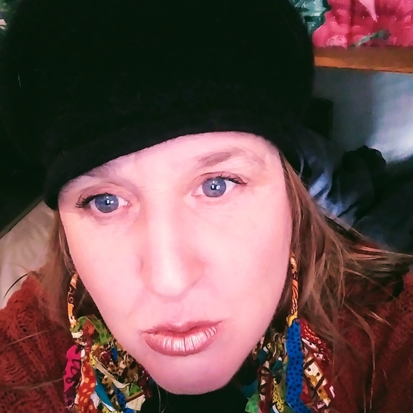 Meet your Posher, Andrea - Picture 2 of 2